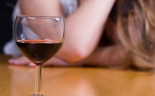 Вывод из запоя на дому: эффективное решение для борьбы с алкогольной зависимостью